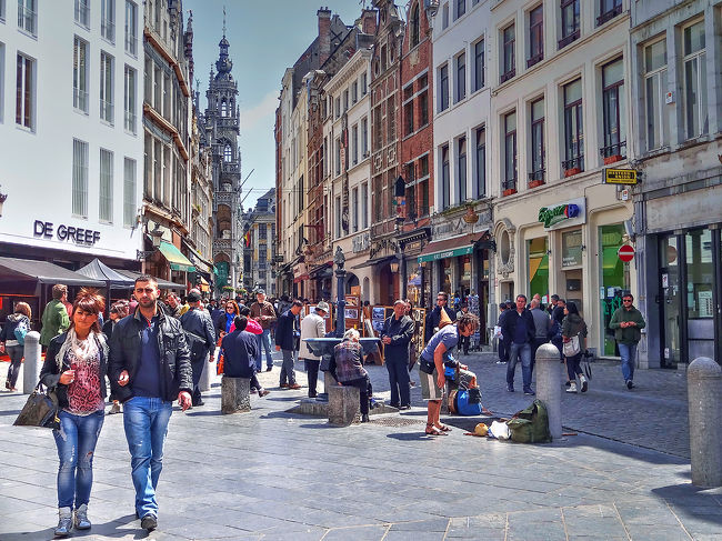 またグラン・プラスの方へ歩いていきます。<br /><br />この写真の右手にあるスーパーで最安の缶ビール500mlが0.79ユーロ(\103)で買えるので、王の家の前に座って広場を眺めながらビールを飲んだりしました。