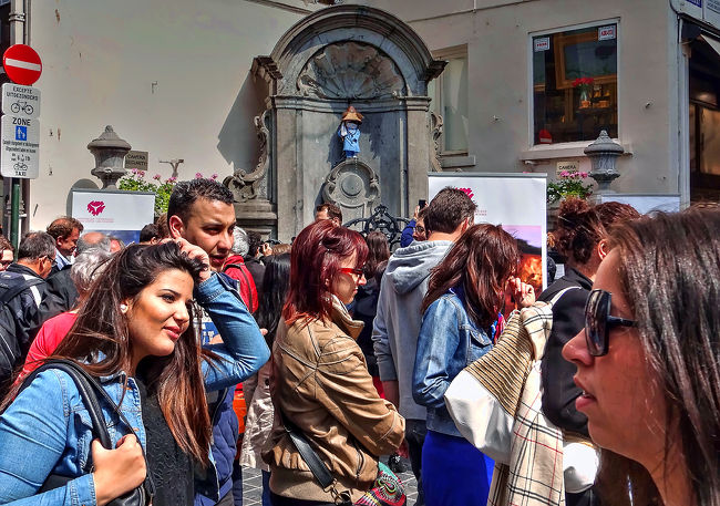 衣装を身に着けた、小便小僧のジュリアン君。<br />数百着は持っているという大変な衣装持ちだそうです。