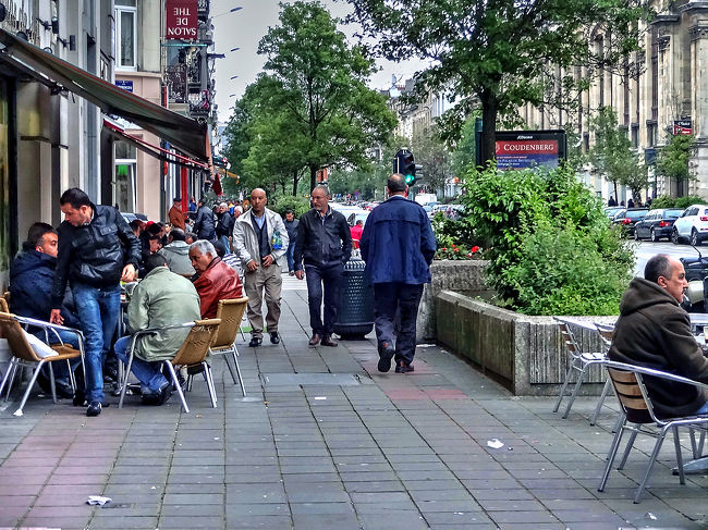 歩道にはいくつものテーブルが並び、ティータイムを楽しむ男たちがいっぱい。