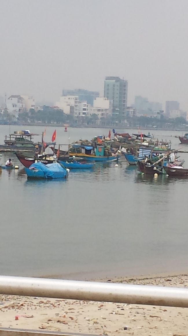 とりあえず体調悪すぎるけどホテル周辺を散歩…<br /><br />雨降ってきて退散…<br /><br />ホテルにもどってタクシー呼んでもらいご飯をたべに…<br />