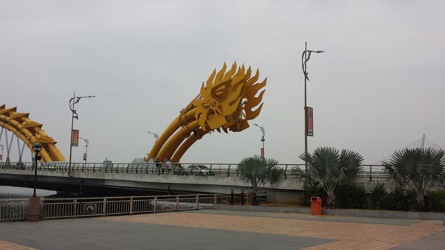 近くにあったドラゴンブリッジ？<br /><br />夜も見たかったけど…<br />