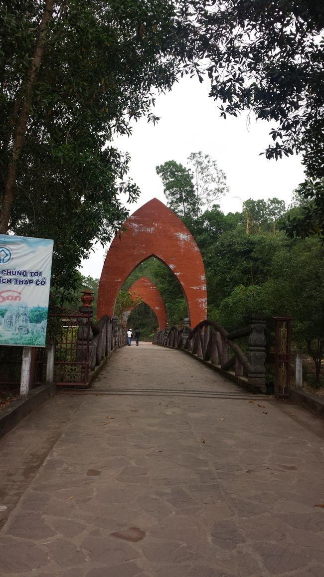 タクシー７時間チャーターして日本円にすると5000円くらいかな？<br /><br />ミーソン遺跡に行ってきました！