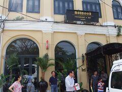 そしてランチタイム。

ダウンタウンにある人気店、植民地時代のコロニアル建築を利用したレストラン「モンスーン・カフェ」で、ヤンゴンの名物料理「モヒンガー」を頂きます。
ツアーにセットされていたのですが、
なんか、高級そう・・・！