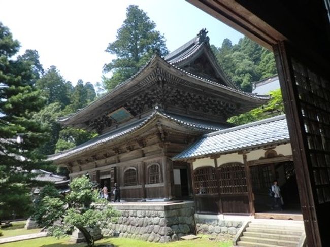 御本殿<br />永平寺（えいへいじ）は、福井県吉田郡永平寺町にある曹洞宗の寺院。<br />總持寺と並ぶ日本曹洞宗の中心寺院（大本山）である。<br />山号を吉祥山と称する。<br />寺紋は久我山竜胆紋（久我竜胆紋・久我竜胆車紋）。<br />開山は道元で、<br />本尊は釈迦如来・弥勒仏・阿弥陀如来の三世仏である。