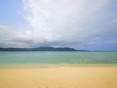 細崎ビーチも行ってみました！
小浜島ってちゅらさんのイメージでビーチと言うより
集落の方が有名な気がするけど綺麗なビーチでしたよ！

やっぱりお天気がイマイチなので海も空もドンヨリ感はあるけど
それでも海の色は沖縄の海だな〜って感じヽ(´▽`)ﾉ
もっと天気良ければもっと綺麗何だろうな〜ｗｗｗ

でもまあ東京とか神奈川の海なんて、晴れでも泥水とか水溜りとか
ドブみたいな感じ(ボロクソ)だしそれに比べたらね！！！
東京とか神奈川の海ってかビーチ、汚すぎて絶対入りたくないし
普通に入ってる人不思議なレベル
東京とか神奈川の海TVでしか見た事ないけどｗｗｗ生まれも育ちも東京なのにｗｗ
うちインドアな家だから家族で海行ったりキャンプ行ったりした事
19年間の中で1回もないんだよな…したくないけどｗｗｗ