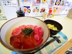 この日にはもう東京と言う名の現実に帰らなくてはいけないので
14:40発の船で石垣に戻ります！

お昼ご飯は前から気になってたくわっちぃーでマグロ丼セット！
このお店の1番人気だそうです！
マグロ船の方がやっているお店らしく
店内にはマグロ漁の時の写真？らしき物もありました
ちなみに、ボクシングの具志堅の親戚のお店でもあります！

マグロ丼は3種類の味が楽しめて、凄く美味しかったです！
マグロが美味しかったのは勿論
セットでついてくるそばの出汁がすっごく美味しかった！
でーじまーさん！！
沖縄に行くようになって何店舗か沖縄そば食べたけど
ここのスープが一番好きでした～！
くわっちーさびたんヽ( ´ｰ`)丿

東京に帰る前にyururuって言うお気に入りのアクセサリーショップに寄ります！
空港方面行きのバス待ってる時、絡んできたバス案内のお兄さんが面白くて
バス来るまでの間喋ってましたｗｗ
私結構ピアス開けてて、一般人は知らないような所にも開けてるんだけど
そのお兄さんにもなにそれ珍しいね～！！って言われましたｗｗ
バーティカルトラガスっていうやつ何だけど、東京でも珍しがられるｗｗ
あとさっき小浜島で買ったヘアアクセサリーも付けてたんだけど
それも可愛いね～！って言ってくれたｗｗ

バス来て乗ろうとした時もそのバスの運転手さんがまっちゃんってあだ名らしく
「まっちゃん！あれまっちゃんだよ！まっちゃん！」って言ってて
それだけでも面白かったのに、まっちゃんが
「どうもまっちゃんです」って挨拶して来て結構ツボったｗｗｗ

って話は置いておいて
まっちゃんの運転するバスで特別支援学校前まで行きます
歩いてすぐの所にyururuがあるのでそこでお買物！

yururuではぱいぱてぃろーまと言う作品を購入！
作っている方はあゆみさんと言う方で
凄く話しやすくて楽しくお話できました！！
しかも帰りは空港まで送って頂いて助かりました・・・！
また6月にも八重山に行くのでその時も絶対行きたいヾ(o´∀`o)ﾉ

久し振りの沖縄、凄く楽しかったです！
ここまで読んで下さった方、ありがとうございました！！