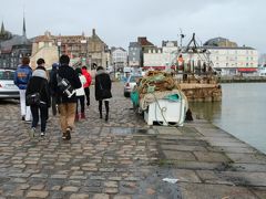 「ノルマンディー橋」のたもとにある「オンフルール」に到着

ちょうど　雨もあがり、、
約３０分の散策開始、、、