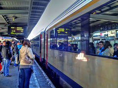 ブリュッセル南駅から、西北へ約100kmに位置するブルージュへ向かうために、9時5分発の「オステンド」行きの列車に乗り込みます。
