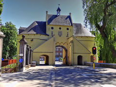 まずは雰囲気を味わいながらの町歩きとスーパーへの買い出し。

13世紀から14世紀にかけて築かれたブルージュにある4つの城門の1つ、町の西側にある「鍛冶屋の門」を通って、ザンド広場の方へ歩いていきます。