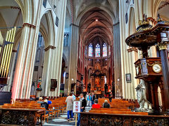 ブルージュ最古の教会、「救世主大聖堂」の中に入ってみました。