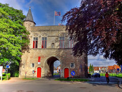 運河沿いに道を歩いてブルージュ歴史地区の南東にある「ゲントの門」に来ました。