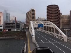 盛岡駅で４０分ほどの乗り換え時間があったので、開運橋まで散策してみました。