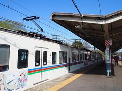 東飯能駅から秩父鉄道で横瀬駅へ。
本当は8時に到着するはずだったのに・・・8時40分。

横瀬駅からは、あちこちに「羊山公園 芝桜の丘」の看板があるので、迷うことはない。