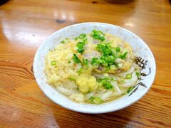 どーん！

念願の本場香川の讃岐うどんでございます！
上にはかき揚げ。どれがいいかなーって迷っていたら店員のお母さんがこれって選んでくれたかき揚げ。なんだろ、蛸？か何かのかき揚げでしたが、確か80円。
メインのうどんはかけの中盛りでたったの190円！ワイフは小盛りで160円！そんなにお腹空いていないワイフは天ぷらなしだったので夫婦500円でお釣りあり。すごいコスパ高し。

うどんは思っていた程、コシコシコシ！ではなく意外と適度な柔らかさをあわせ持った麺なので食べていて疲れません。
寒い外の空気で冷やされた身体が温かく優しいダシに暖められます。本当にダシ汁だけで十分なので、関東うどんと違い醤油系は多分使われていなくて、渇いた身体にポカリスエットのごとく染み渡ります(笑)