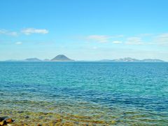 観音寺駅前後から予讃線は海沿いを走ります。朝方は微妙な空模様でしたがここいらではもう晴天。瀬戸内海が美しい！
走る汽車の中から撮った写真でも十分海の水が澄んでいる事が解ります。高松→松山間、間違いなく進行方向向かって右手が吉。