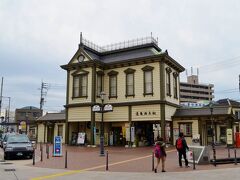 道後温泉駅は1895年建築当初のレトロな味わいを残したノスタルジックな建物。
一階はお土産屋さんになっており、前述の通りワイフはみきゃんグッズを探しに行かれました。