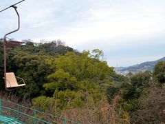 市電の大街道駅下車し、愛媛県最初のスタバいよてつ会館店横の大街道商店街を北上すると表れる松山城ロープウェイのりば。
ここからはロープウェイかリフト（スキー場とかで見るやつの一人乗りバージョン）のお好きな方に乗れます。値段はどちらも一緒で往復510円。天守閣観覧権とセットで1020円でした。