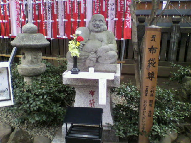 布袋尊<br />中国の神様<br />御利益：開運、良縁<br />小柄で太鼓腹。大きな袋は堪忍袋ともいわれ、現世の欲望を達観した大らかな人。