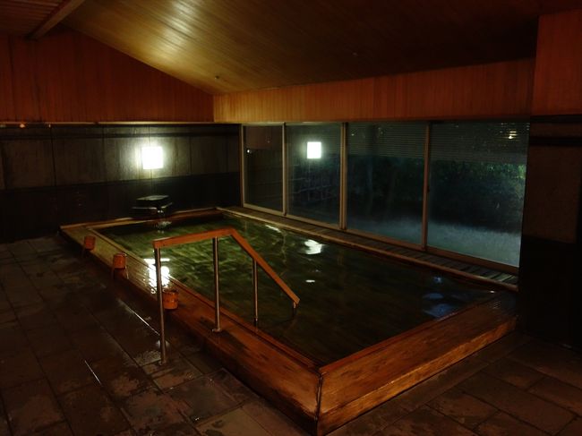 宿の温泉。ひのき風呂。