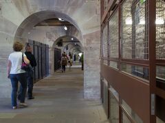 堰の内部です。
橋になっていて渡れますが、途中に上に登る階段があるので上に登ってみましょう。

上に登らないとここに来た意味がありません。