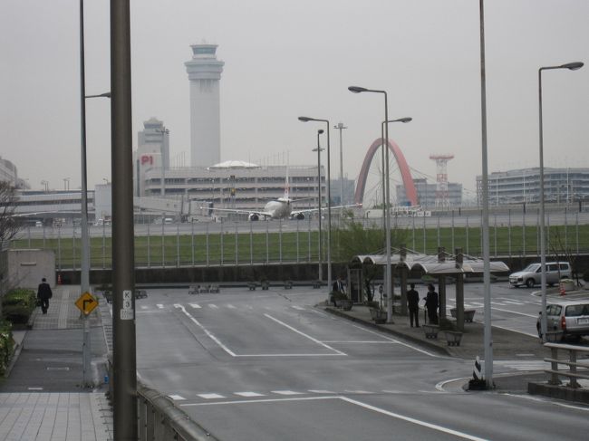 管制塔が見えます。羽田空港では年間４４万７０００回の離発着があるそうです。