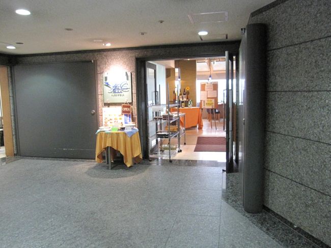 お昼は整備場駅前のブルーコーナーUC店でいただきました。タモリ倶楽部で以前紹介されていた飛行機見学の穴場スポットで、ずっと前から行きたいとおもっていました。とうとう行くことができました。入口では、お弁当も多数売られていました。ちょうど昼休みの時間帯で、お店が混雑していて、窓際のお席は埋まっていました。飛行機の離発着が多い時間帯ではなかったのか、食事の間に近くを通った飛行機の数は少しでした。次回は、夕方から夜の時間帯に来て、じっくり飛行機を眺めたいとおもいます。