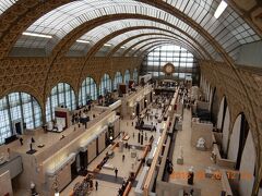 パリ市内に戻って来たのが

オルセー美術館

元は駅だった場所を利用したそうです。
有名な絵画を観に来ました。
