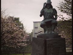 翌朝。ホテルから歩いて熊本城へ行ってみます！
加藤清正さまがおむかえくださりました
