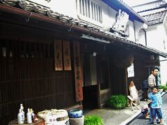 酒屋さんに入ってみます。

海老舎（えびや）