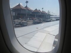 バリ島到着わーーい

見慣れた空港。　
お屋根の感じがステキ