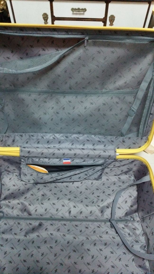 出発前のスーツケースの中は<br />からっぽ。<br /><br />大急ぎでパッキングをしました<br />３０分で用意して　忘れ物なかったミラクル