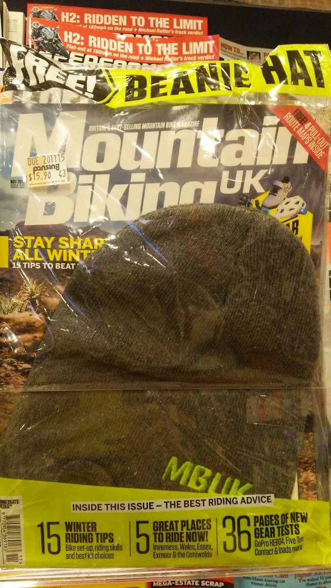 チャンギ空港をウロウロ。<br />雑誌にニット帽のおまけつき。<br /><br />メンズだあ。