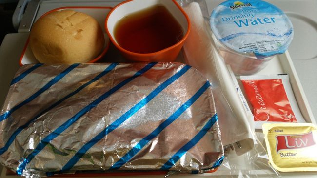 機内食の時間。<br />オムレツ　オムレツ。<br /><br />暖かいお茶を頂きました