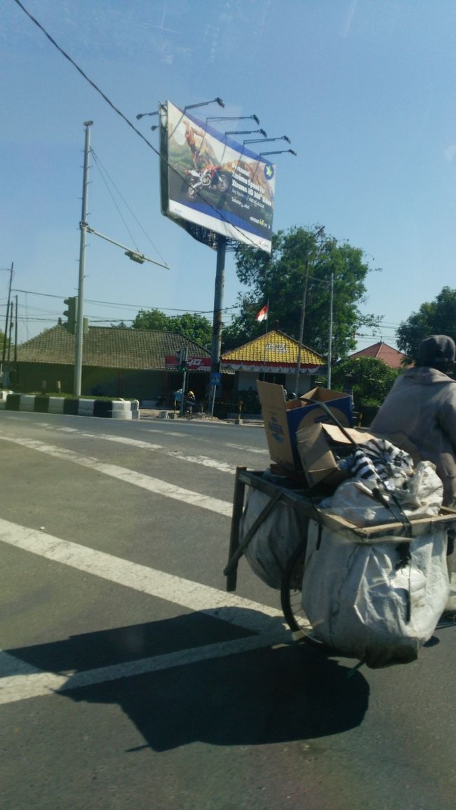 車でホテルを目指します<br />大きなお荷物を自転車で運ぶバリニーズ