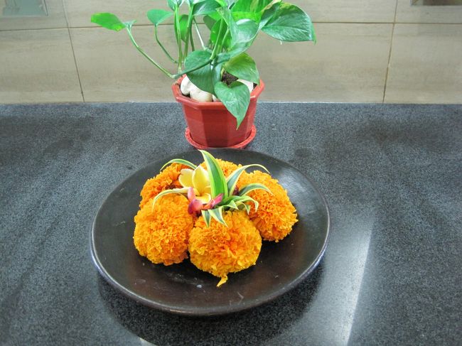 おトイレに行って<br />お花をチェック。<br /><br />いつもマリーゴールドぽいお花が生けてあります。<br />今回も飾ってありました。<br /><br />見ると地味に安心。<br />何故か毎回チェックしてしまうのです