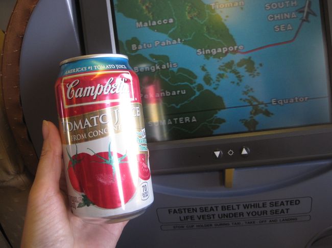 食べ終わったので<br />トマトジュースをリクエスト。<br /><br />キャンベルのトマトジュースは<br />塩分濃い目で美味しい。<br />