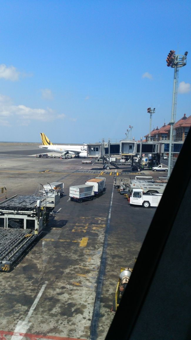 さーて　バリ島　ングラライ空港に到着<br />この青空。<br /><br />最高であります