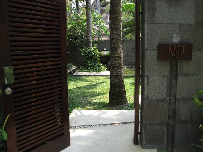 入り口の大きなドアを空けて入ると<br />スタッフの方がお迎えに来て下さいました