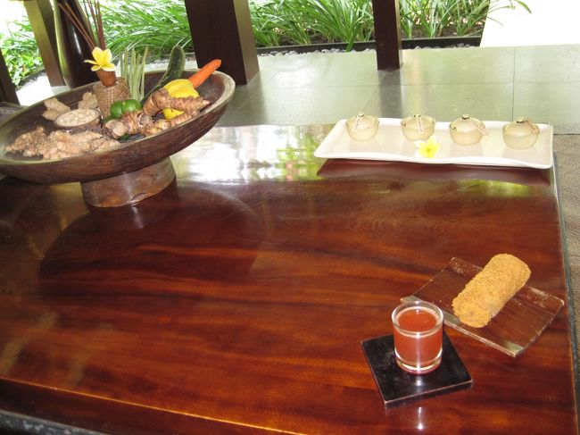 受付につくと<br />ウエルカムドリンクと<br />よい香りのおしぼりが運ばれて来ました<br />