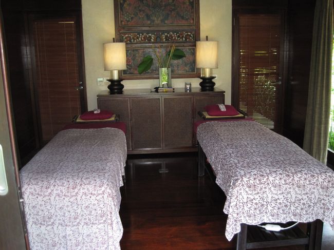 お部屋に入り<br />奥のバスルームで着替えるように指示されます