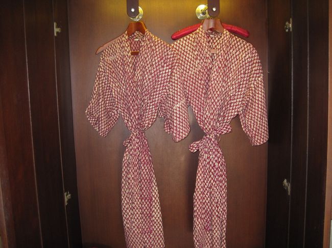 バティックのガウンと　紙ショーツに<br />着替えて　お部屋に戻ります