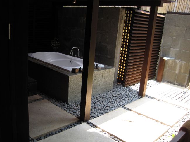 バスタブは珍しく屋根の下に。<br />おおっ　初めての雨よけバスタブ。