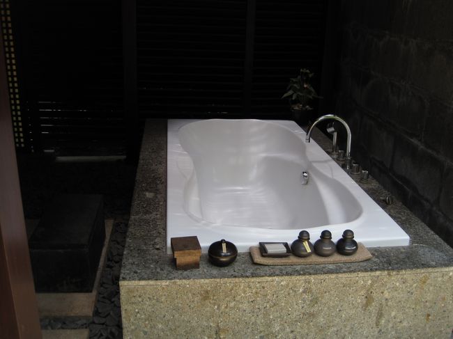 お屋根の下にバスタブがあるので<br />若干暗い感じですが。<br /><br />トリートメント後は日差しを浴びない方が良いという<br />気遣いと思われます