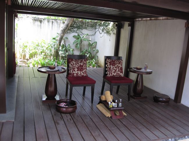 お部屋を出ると　椅子が用意されていました<br />屋外で始まるトリートメント。<br />楽しみしかありません