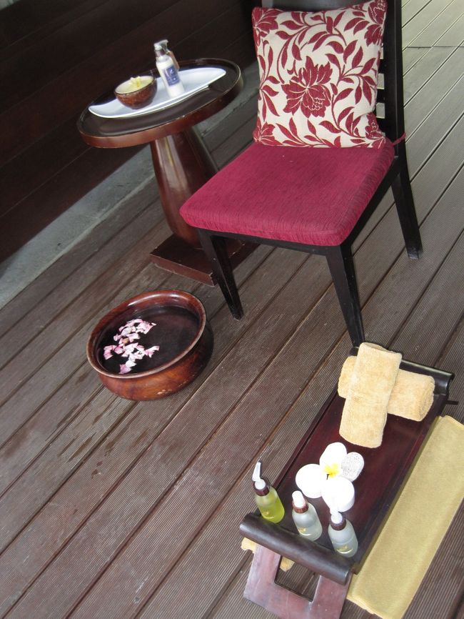 まずは　椅子に座って<br />ぬるま湯を溜めた桶で<br />足を洗って頂きます<br /><br />桶には花びらが。