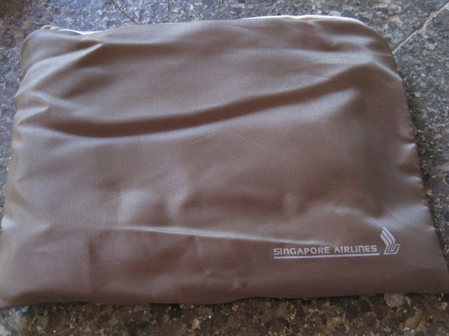シンガポールエアラインのアメニティ。<br />ブラウンのバッグにイロイロ入っています