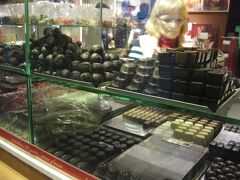 ブルージュの駅舎内にはチョコやケーキの専門店が数件あります。
そこでチョコを買って、港に帰りました。