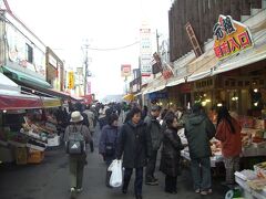 まずは駅前にある函館朝市に行きます。威勢のよい売り込みの声が掛かります。