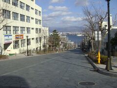 元町エリアと言えば坂が有名です。港まで見通せるまっすぐな坂は絵になりますね。

基坂（もといざか）