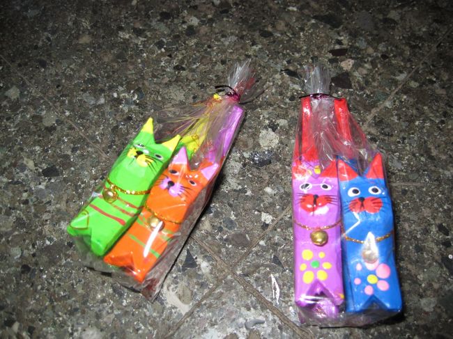 ツアーの担当の人に<br />記念品という名の　猫の置物を頂きました。<br /><br />いつも思うのは。。<br />何でネコなんだろうか。。。<br />可愛いからいっか。。